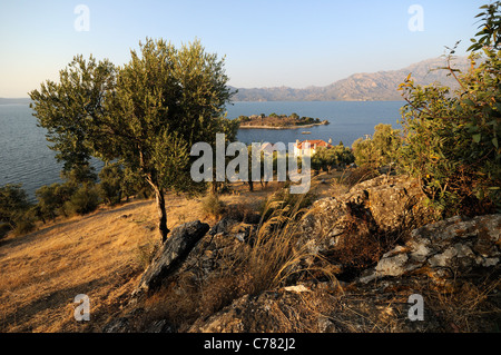 Bafa Goelue, Lago Bafa, Çamiçi Goelue con Kapıkırı Isola, Muğla Provincia, Aydın, Sud costa Egea, Europa, Medio Oriente e Asia Foto Stock