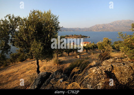 Bafa Goelue, Lago Bafa, Çamiçi Goelue con Kapıkırı Isola, Muğla Provincia, Aydın, Sud costa Egea, Europa, Medio Oriente e Asia Foto Stock