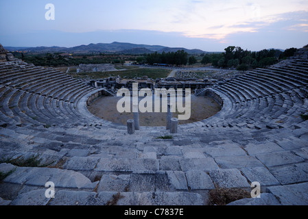 Rovine di Mileto, Anfiteatro greco-romana al tramonto, Aydin Provincia occidentale, a sud-ovest della Turchia, Europa, Medio Oriente e Asia Foto Stock