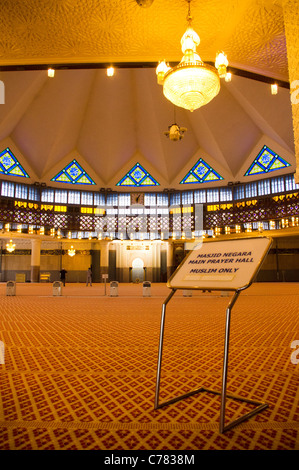 La Sala di Preghiera della Moschea nazionale della Malesia a Kuala Lumpur, con un cartello che indica "uslim solo'. Foto Stock