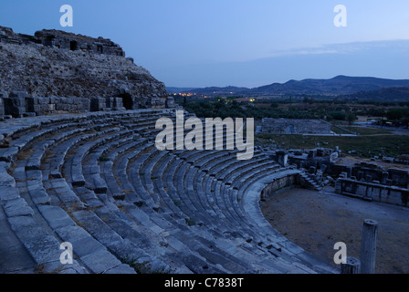 Rovine di Mileto, Anfiteatro greco-romana al tramonto, Aydin Provincia occidentale, a sud-ovest della Turchia, Europa, Medio Oriente e Asia Foto Stock