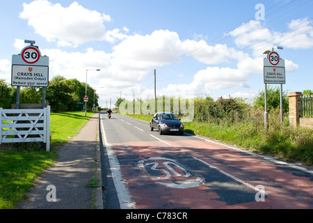 La strada principale attraverso Crays Hill, Essex. Il villaggio è a casa per l'Europa il più grande sito di viaggiatore di Dale Farm. Foto Stock