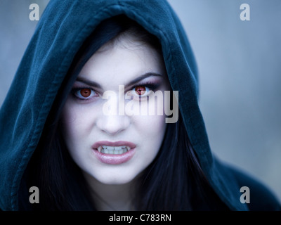 Stati Uniti d'America, Utah, Cedar Hills, ritratto di donna vampiro adolescenti (16-17) che indossa il cofano Foto Stock