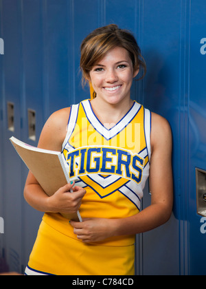 Stati Uniti d'America, Utah, Spagnolo forcella, Ritratto di School girl (16-17) tenendo il blocco note da armadietti Foto Stock