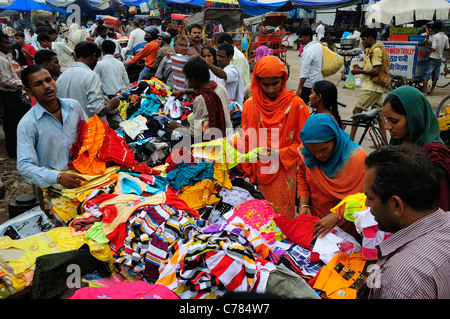 Ci sono molte persone che vendono le cose sulla strada al mercato Sadha a Chandni Chowk nella vecchia Delhi. Foto Stock