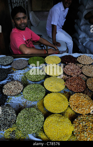 Ci sono molti grossisti di grano i negozi sulla strada di Chandni Chowk Foto Stock