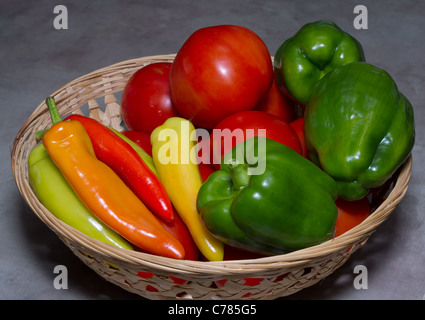 Cestino con pomodori e peperoni da un giardino Foto Stock