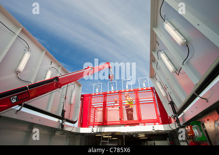 La salute e la sicurezza dei lavoratori su una turbina a Walney offshore wind farm che consiste di 102, 3,6 MW, Foto Stock