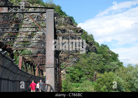 Trave di acciaio ponte ferroviario oltre il Fiume Shenandoah dove incontra il Potomac ad Harper's Ferry. Foto Stock