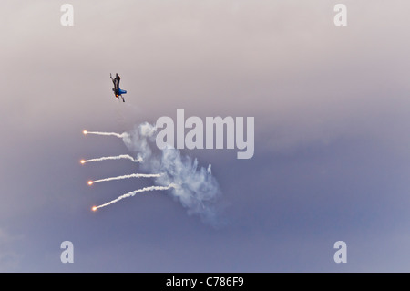 Lockheed Martin F-16 comunicati stampa a getto anti-missile flares Foto Stock