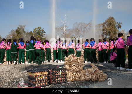 Gita educativa a San Kamphaeng (hot springs che porta avanti 105 gradi Celsius l'acqua. Sankampaeng primavera calda, Chiang Mai, Thailandia, Foto Stock