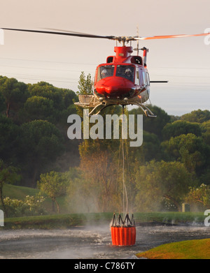 Bell 412 elicottero (registrazione N167EH) raccolta acqua antincendio, Cabopino Golf, Costa del Sol, provincia di Malaga, Andalusia, Spagna Foto Stock