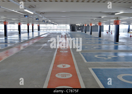 Vuoto parcheggio multipiano in Westfield Stratford City Shopping Centre in anticipo della sua apertura Foto Stock