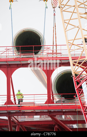 Caricamento di pale per turbine eoliche su un martinetto fino barge per il Walney offshore wind farm at Mostyn docks. Foto Stock