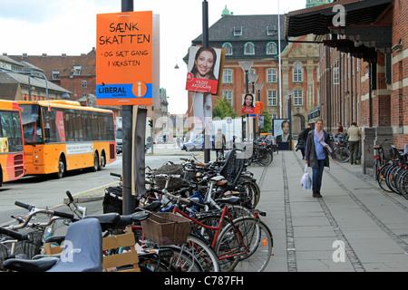 Parlamentare danese manifesti elettorali davanti la stazione centrale di Copenaghen Foto Stock