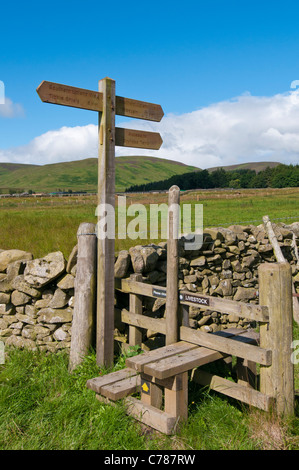 Seguire le indicazioni per Southern Upland Way a lunga distanza a piedi e la Torre Dryhope a St Marys Loch in Scottish Borders Foto Stock