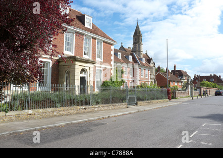 Ringhiere in ferro, pavimentazione e Sarum College nella Cattedrale di Salisbury vicino Foto Stock