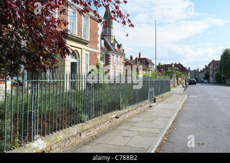 Ringhiere in ferro, pavimentazione e Sarum College nella Cattedrale di Salisbury vicino Foto Stock