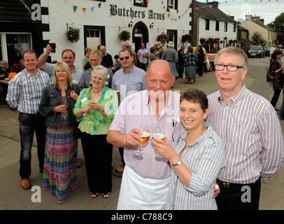 La riapertura dei macellai di bracci Crosby Ravensworth, Cumbria. I residenti del villaggio hanno lottato con successo e hanno raccolto fondi Foto Stock