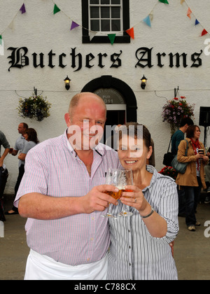 La riapertura dei macellai di bracci Crosby Ravensworth, Cumbria. I residenti del villaggio hanno lottato con successo e hanno raccolto fondi Foto Stock