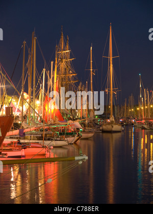 Porto di Vannes di notte, mare week festival, il Golfo di Morbihan, in Bretagna, in Francia, in Europa. Foto Stock