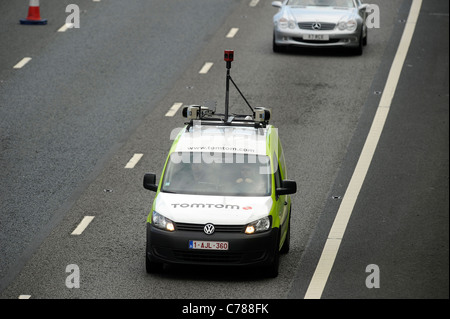 Navigatore satellitare Tom Tom navigazione satellitare veicolo sondaggio raccoglie i dati sull'autostrada Foto Stock