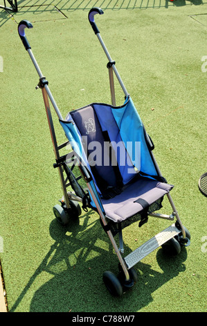 Passeggino buggy bambino abbandonato triste vuoto lonely Foto Stock