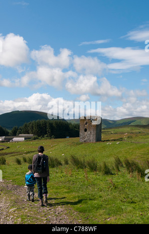 La madre e il figlio a camminare verso la Torre Dryhope vicino a St Marys Loch in Scottish Borders Foto Stock