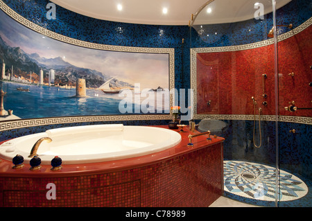 Burj Al Arab Hotel, vasca da bagno e doccia nella stanza da bagno di Suite 2004; Dubai Emirati Arabi Uniti. Foto Stock