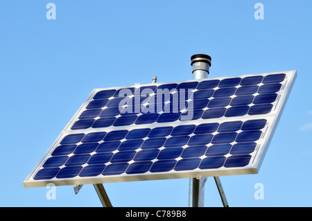 Pannello solare contro un cielo blu chiaro, STATI UNITI D'AMERICA. Foto Stock