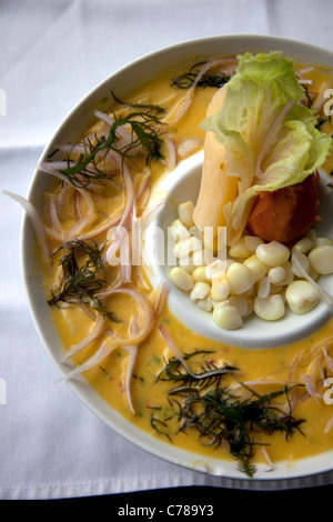 Un tipo di stile settentrionale ceviche come visto in un cevicheria su Huanchaco beach, un famoso villaggio di pescatori vicino a Trujillo, Perú. Foto Stock