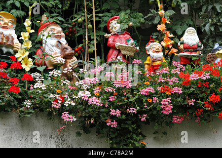 Giardino gnomi su un balcone, Monaco di Baviera Baviera Germania Foto Stock