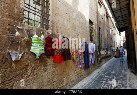 Visualizzazione di capi di abbigliamento femminile in vendita nel souk, Aleppo, Siria Foto Stock