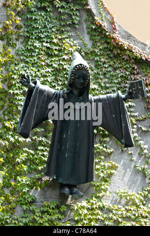 Simbolo di Monaco la Munchener kindl figura in bronzo statua, Monaco di Baviera Baviera Germania Foto Stock