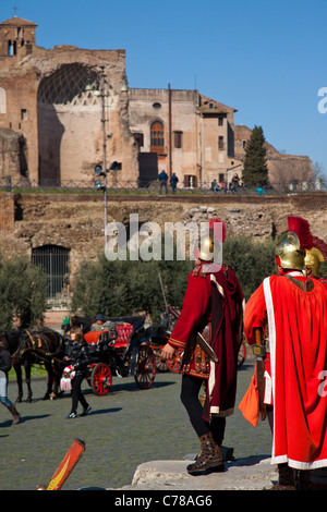 "Gladiatori" al di fuori del Colosseo a Roma in cerca di opportunità fotografiche con i turisti. Foto Stock