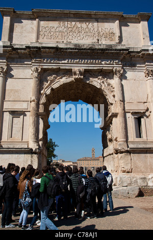 Un gruppo di studenti per l'Arco di Tito (Arco di Tito) in Roma. Foto Stock