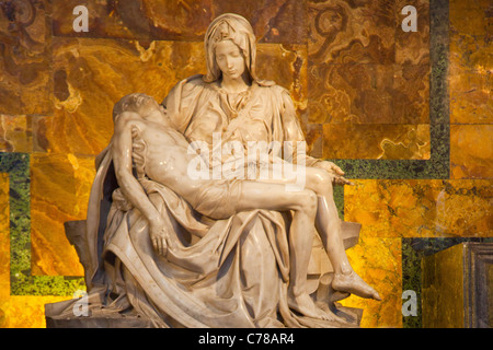 Michelangelo la pietà sul display nella Basilica di San Pietro in Vaticano. Foto Stock