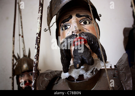 In prossimità di un grande maschio delle marionette siciliane / burattino con la barba. Foto Stock