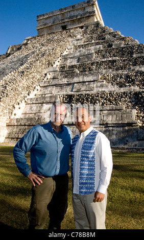 Presdient Felipe Calderon del Messico tours Chichen Itza con Peter Greenberg Foto Stock