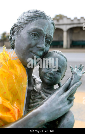 La scultura chiamato Home Benvenuto in Fleetwood Lancashire, una volta a casa per la più grande flotta di pesca in Inghilterra Foto Stock