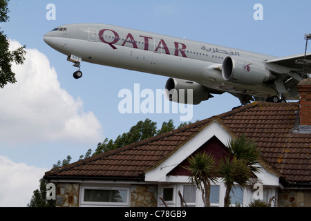 Il Qatar aereo di linea bassa Battenti aereo aeroporto di Heathrow approccio Foto Stock