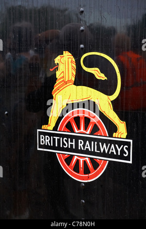 Logo delle British Railways sul lato della carrozza nera con riflessi delle persone - prima cresta di leone Foto Stock