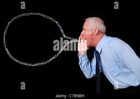 Foto di un imprenditore maturo che gridavano contro uno sfondo nero, chalk discorso bolla con copia spazio per aggiungere il proprio testo. Foto Stock