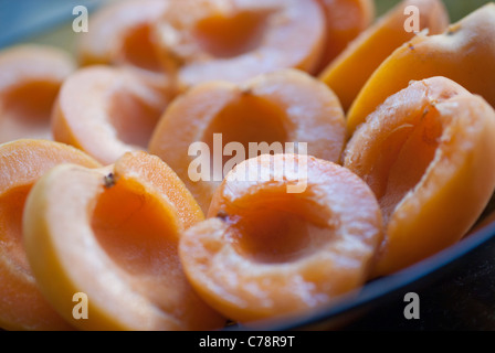 Tagliate a metà le albicocche in una ciotola di close-up Foto Stock