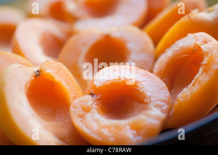 Tagliate a metà le albicocche in una ciotola di close-up Foto Stock