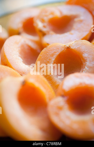 Tagliate a metà le albicocche in una ciotola di close-up Foto Stock