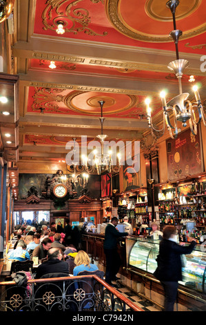 Il portogallo Lisbona: Interno del leggendario produttore di caffè a casa Brasileira presso il centro storico di Chiado Foto Stock