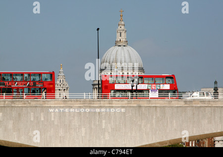 Gli autobus attraversando il ponte di Waterloo di fronte la Cattedrale di St Paul, Londra, Regno Unito Foto Stock