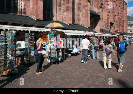 Touristen und Souvenirlaeden an der Heiliggeistkirche auf dem Marktplatz in der Altstadt von Heidelberg, Baden-Wuerttemberg Foto Stock