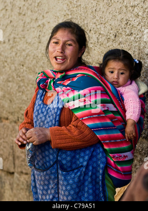 Donna Peruviana con qui il bambino in un mercato in Cusco Peru Foto Stock